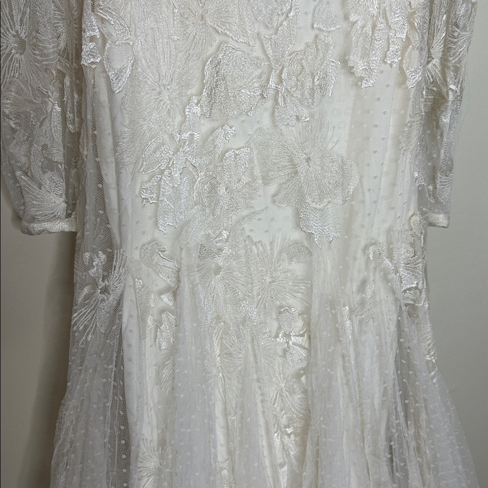 Alexandra Grecco Felix
White Lace Wedding Dress - Picture 6 of 9